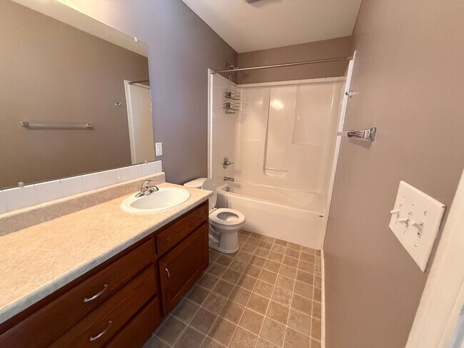 Building Photo - Beautiful Split Level in Northern Heights