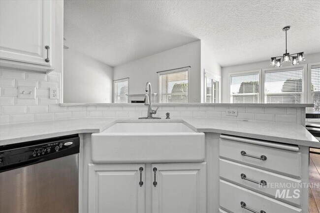 Building Photo - Great 4 bedroom plus bonus room