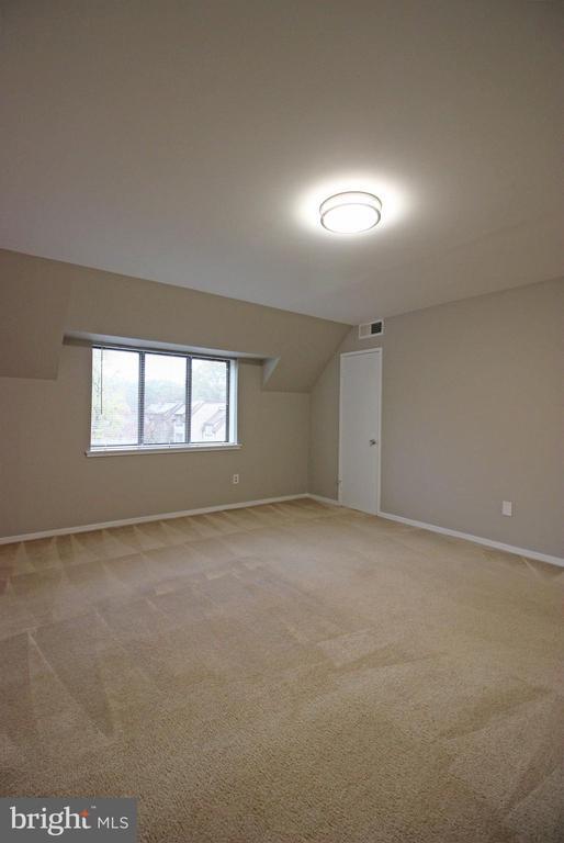 Building Photo - 1662 Parkcrest Cir