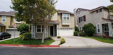 Building Photo - Spectacular 4 bedroom, 2.5 bath home on private lane