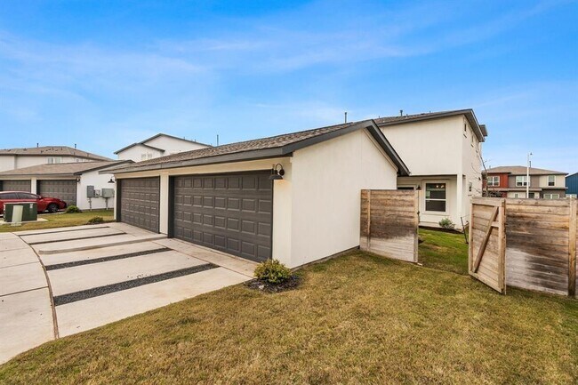 Building Photo - Baythorne Dr