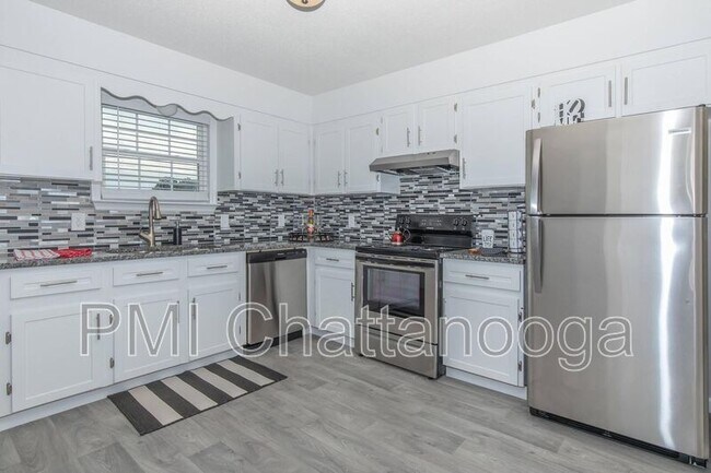 Building Photo - 17 Fernwood Dr