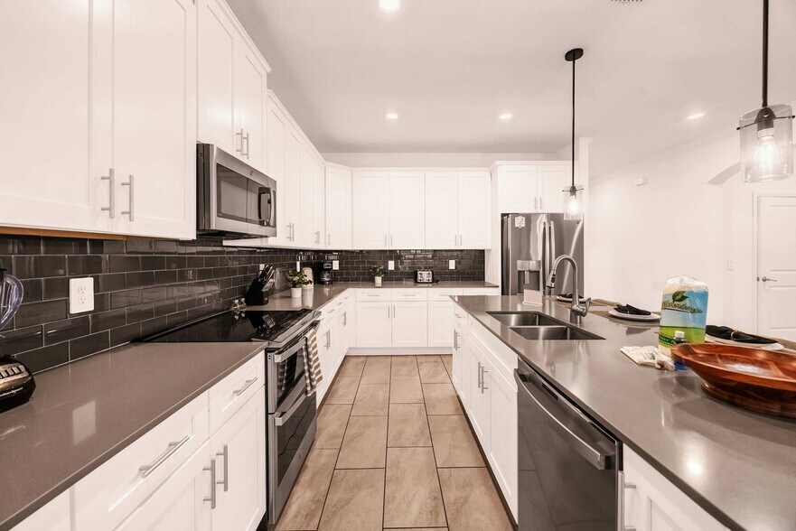 Building Photo - 4330 Rhyme St