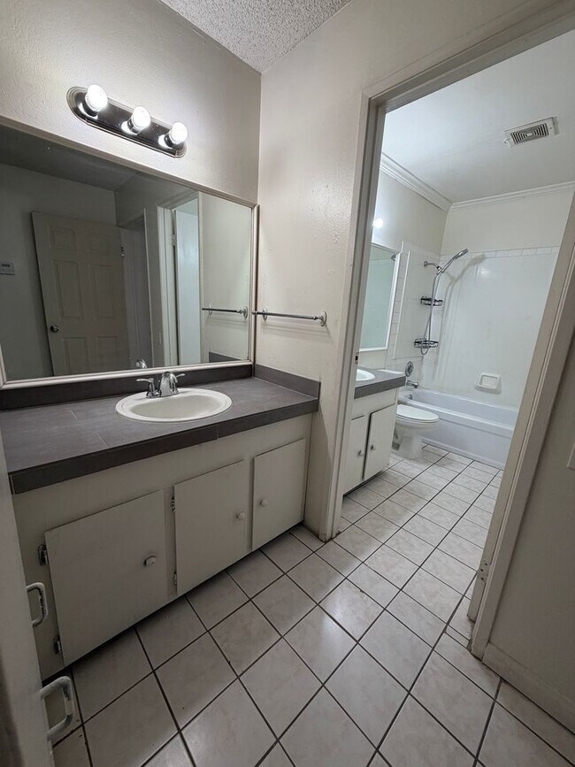 Building Photo - AMERICANA Property Mgmt - Remodeled 2 Beds Townhouse near Downtown South