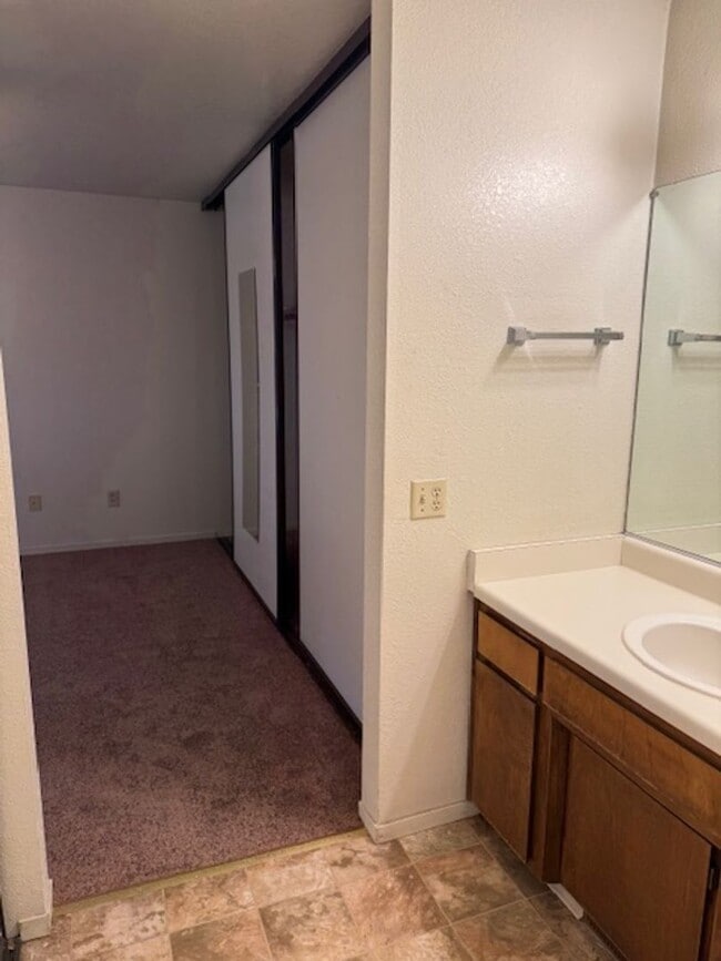 Building Photo - 2 Bedroom Home