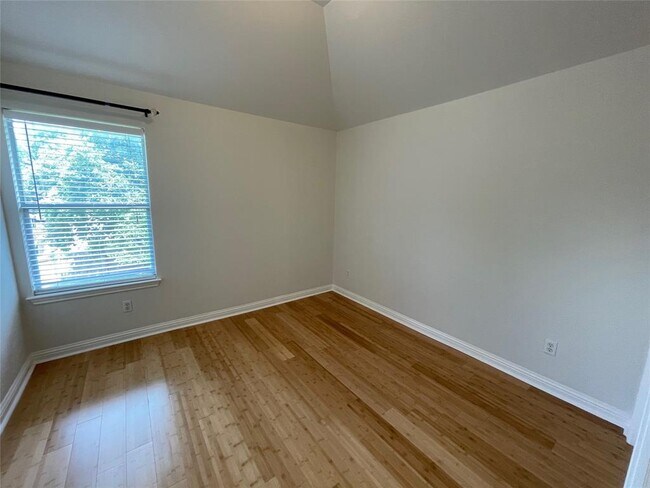 Building Photo - 10401 Yellowstone Dr