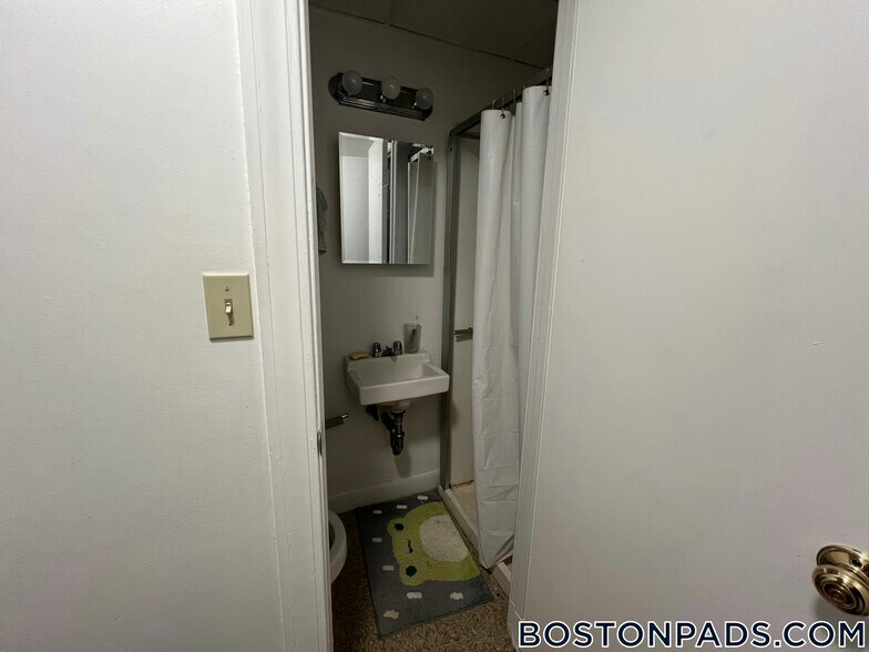 Building Photo - 405 Beacon St