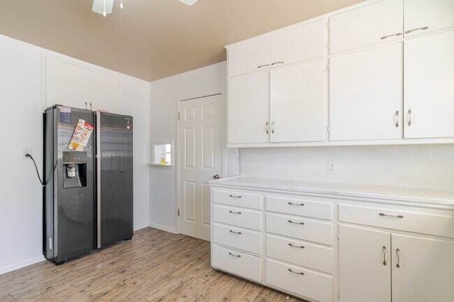 Building Photo - 44632 Fern Ave