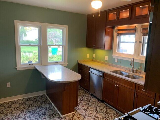 Building Photo - 4 Bedroom Single-Family House in Shorewood