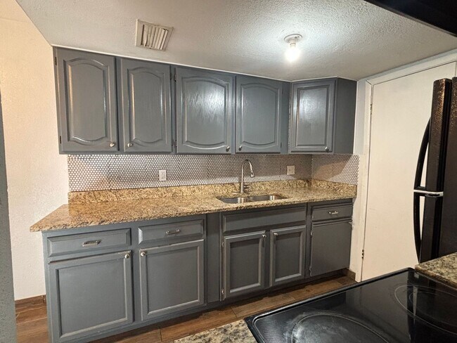 Building Photo - Charming 2 bedroom townhome in Phoenix!