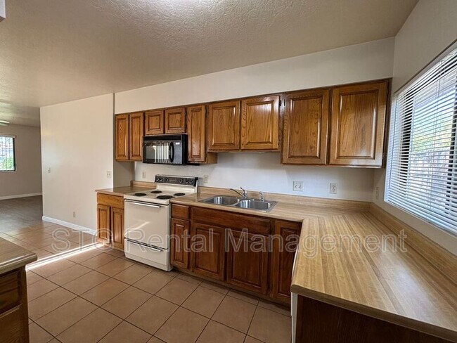 Building Photo - 325 N Main St