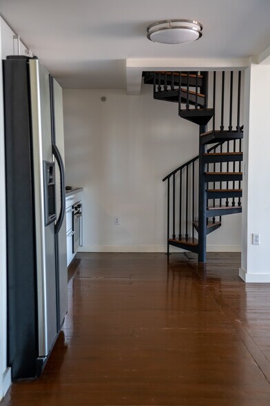 Building Photo - 257 S Spring St
