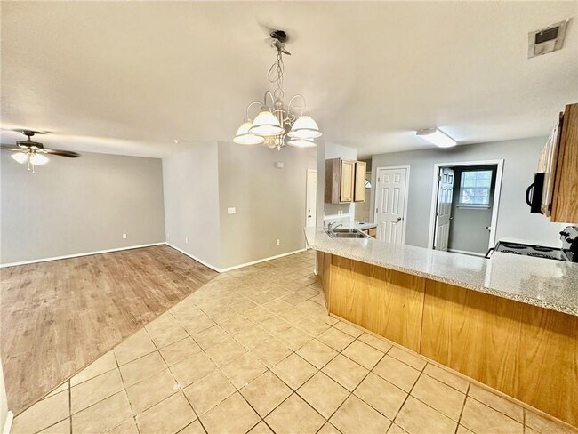 Building Photo - 1431 W Jct St