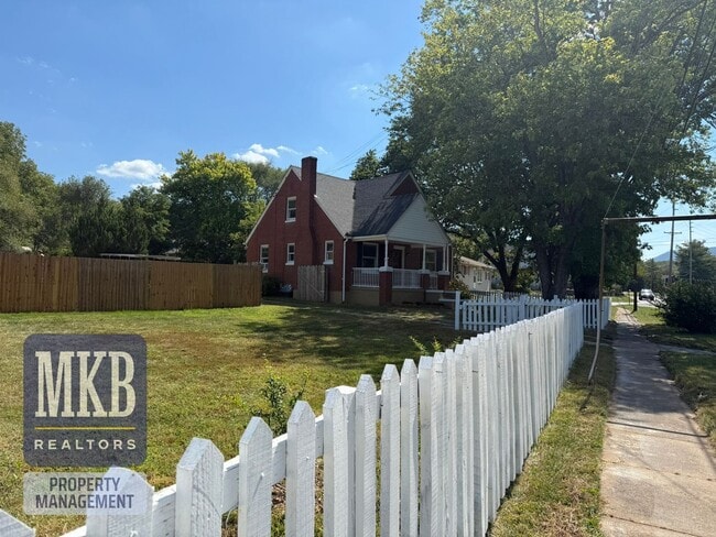 Building Photo - Beautiful Cape Cod with Greenway Access