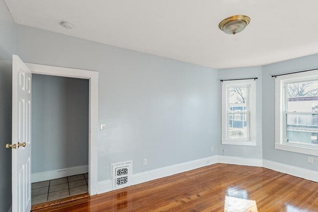 Building Photo - 15 Groom St