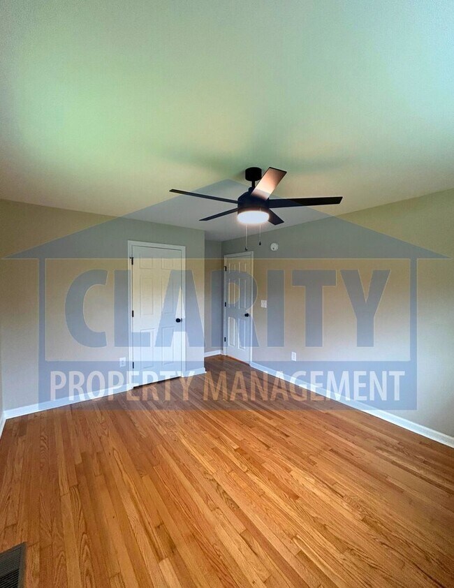 Building Photo - Updated ranch-style home in great neighbor...