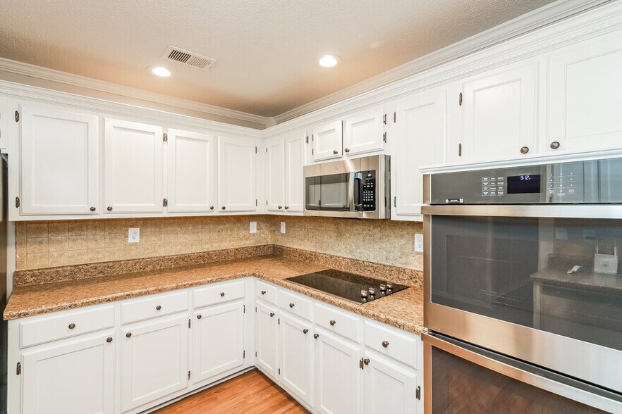 Building Photo - 1855 Oak Springs Dr