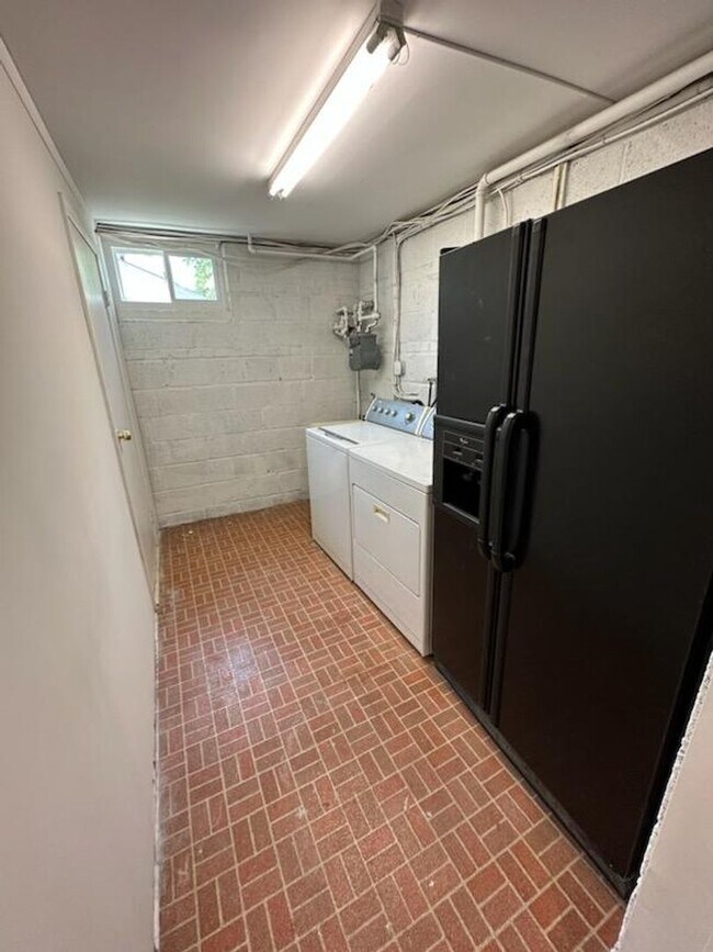 Building Photo - Immaculate 3 BD 2 BA Detached Home with Ga...