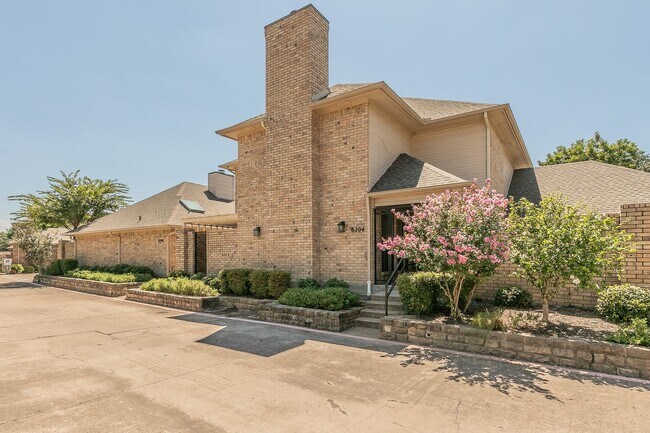 Building Photo - BEAUTIFUL and SPACIOUS Townhome in Ideal L...