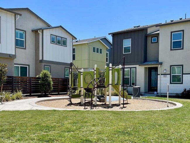 Building Photo - Beautiful Newer Development home!! In Elk ...