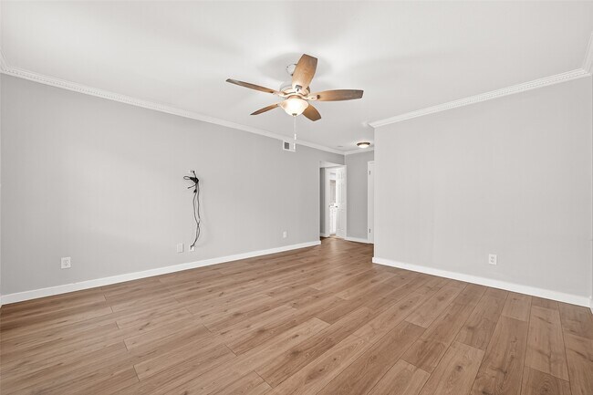 Building Photo - 359 N Post Oak Ln