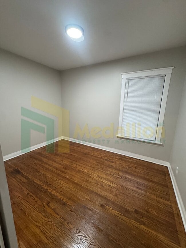 Building Photo - Updated Bungalow - 4Bed - Great location!