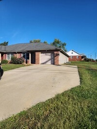 Building Photo - 222 E 17th St