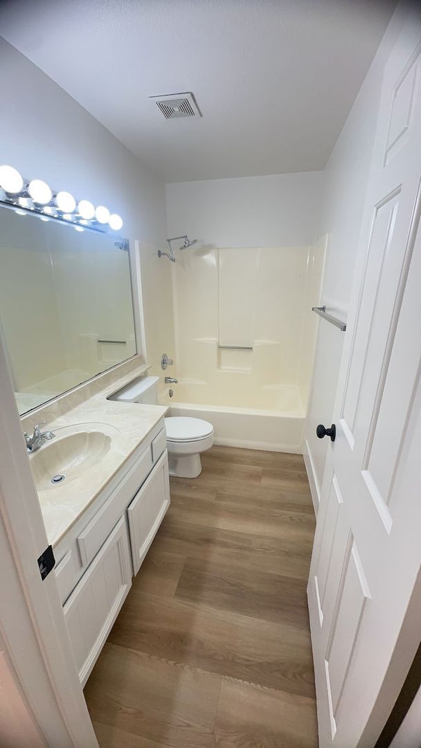 Building Photo - 2 Bed/2 Bath in Gated Community Condo