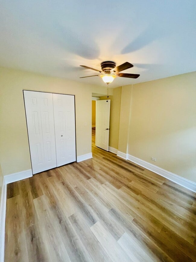 Building Photo - 2050 W Summerdale Ave