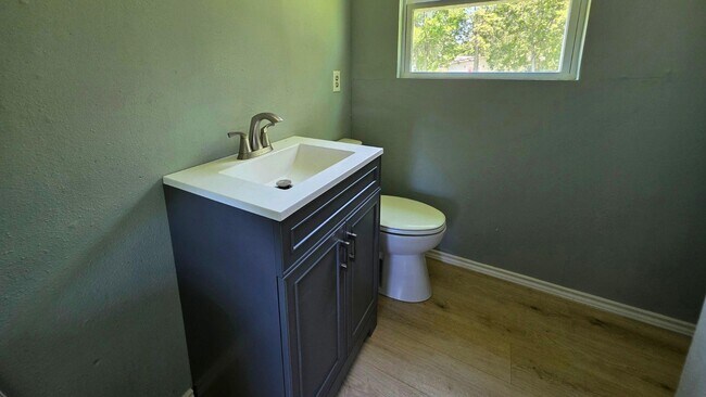 Building Photo - 502 Azalea Dr
