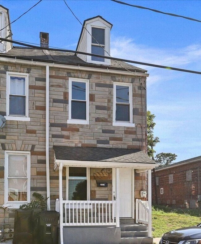 Primary Photo - This end-of-row townhome Old Uptown Harris...