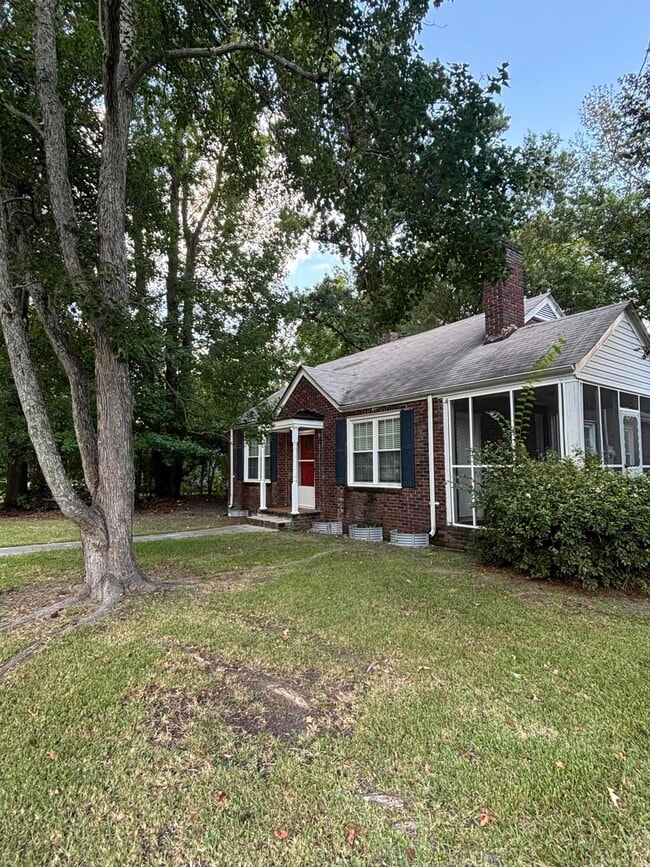 Building Photo - 401 N Magnolia St