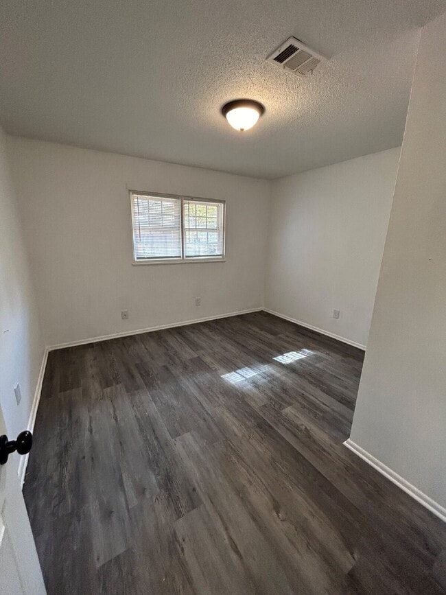 Building Photo - 3311 Kingsbury St