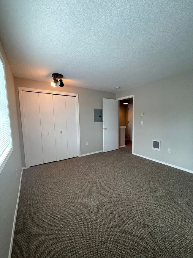 Building Photo - Large Updated 2 Bed, 1.5 Bath Townhouse w/ Washer & Dryer + Off-street Parking