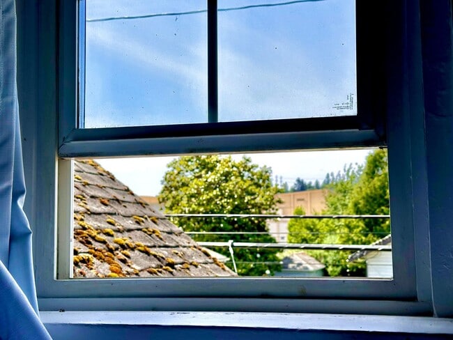 Building Photo - Spacious 3BR 2BA | 3-Level Home in Renton
