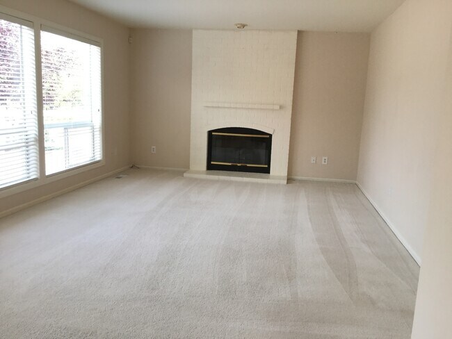 Building Photo - RARE OPPORTUNITY - 4 beds and 2.5 bath in ...