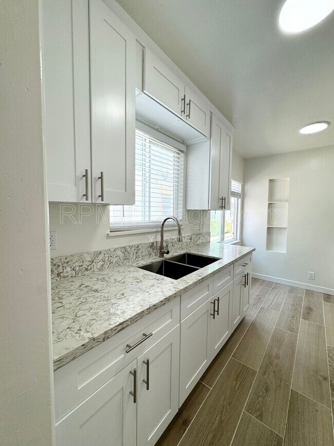 Building Photo - 905 N Sweetzer Ave