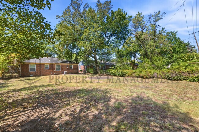 Building Photo - 1752 N Old Manor Rd