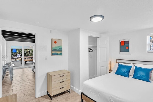 Building Photo - 1568 NE 35th St