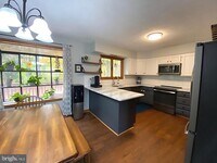 Building Photo - 8624 Valley Dr