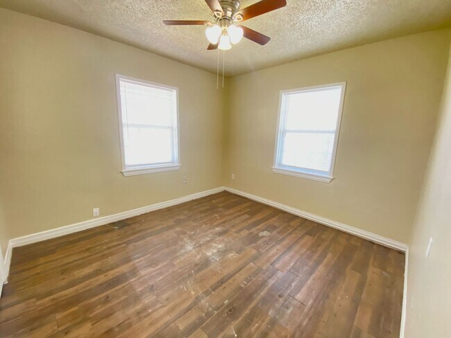 Building Photo - $0 First Month's Rent / $0 Deposit at Move-in