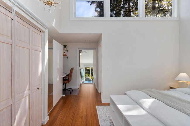 Building Photo - Mercer Island Condo