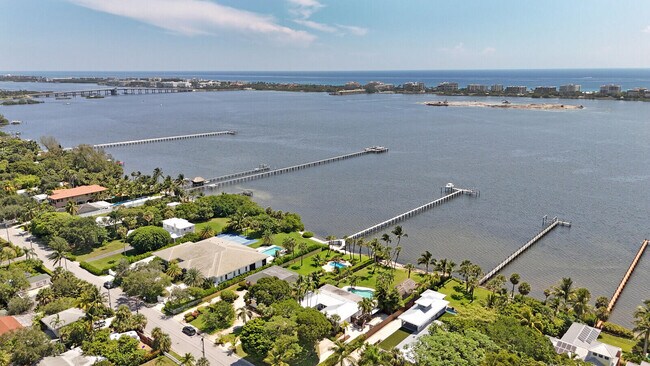 Building Photo - 930 S Lakeside Dr