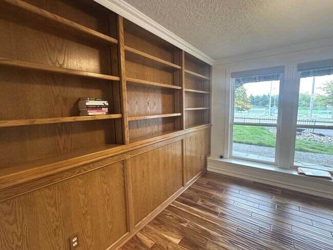 Building Photo - 17927 Ridge Lake Dr