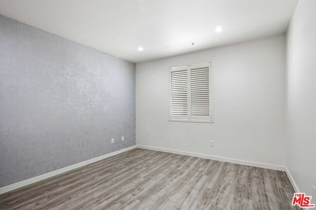 Building Photo - 360 W Ave 26