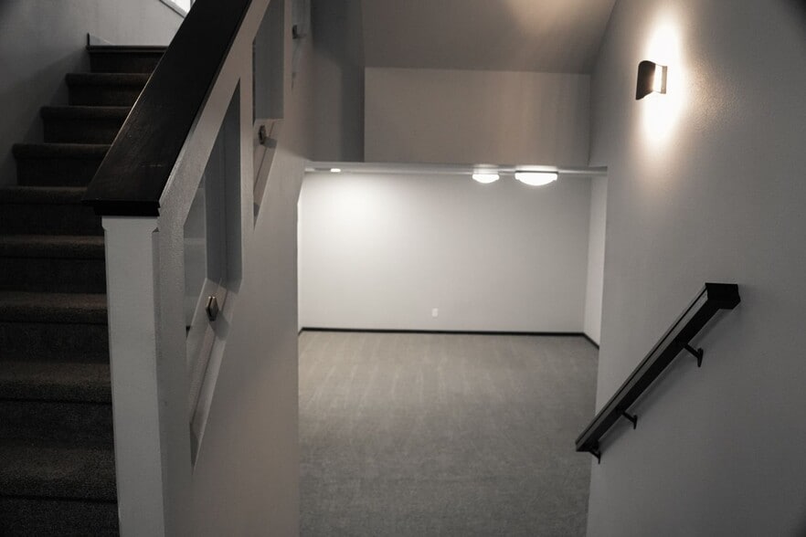 Building Photo - 6040 Kodiak Ln