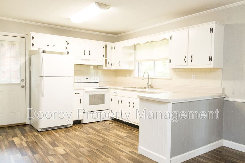 Building Photo - 730 Roberta Dr