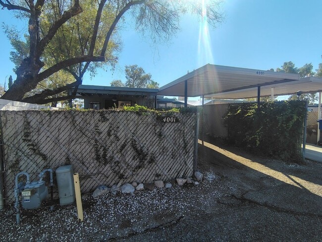 Building Photo - 4001 S Winter Palm Dr