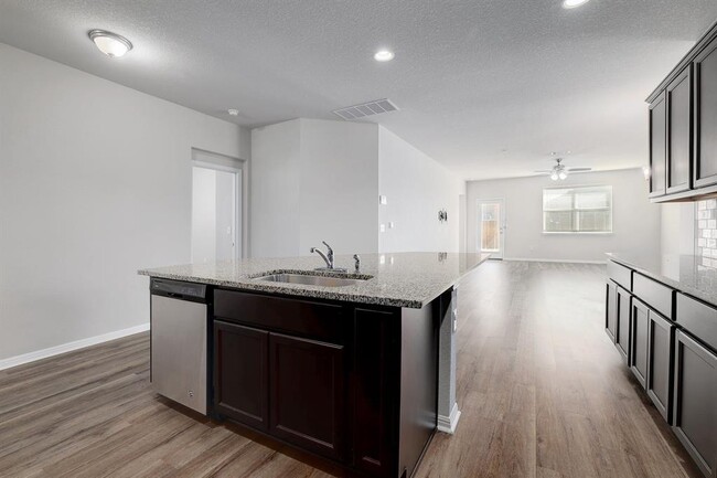 Building Photo - 105 Brunnen Wy