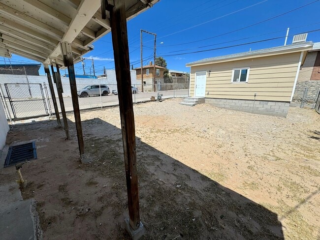 Building Photo - 2 bed w/REFRIG A/C and HUGE finished basem...